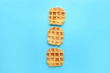 Renkli arka planda lezzetli waffle