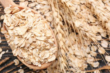 Masada çiğ yulaf ezmeli kaşık, yakın plan.