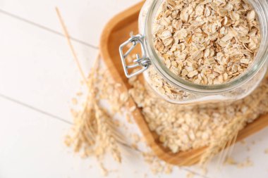 Ahşap masa üzerinde ham yulaf ezmesi ile Kavanoz, closeup