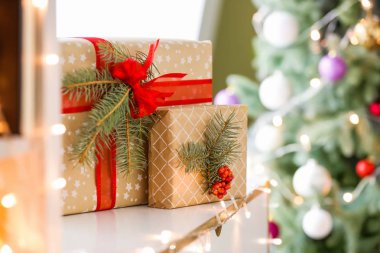 Odada masada güzel hediye kutuları