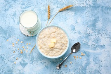Renkli arka planda lezzetli yulaf ezmesi ve süt bardağı ile Bowl