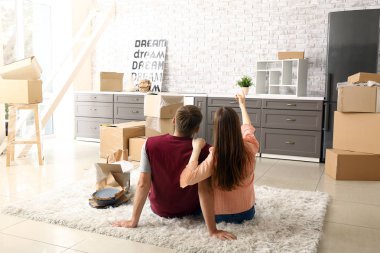 Genç çift yeni evlerinin tasarımını planlıyor.