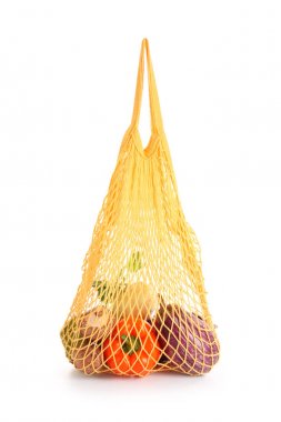 Beyaz arka plan ürünleri ile Mesh eko çanta