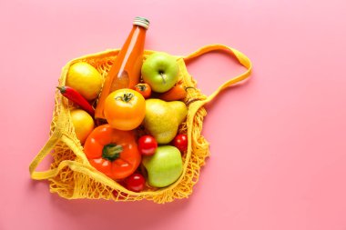 Renkli arka planda ürünler ile Mesh eko çanta