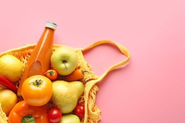 Renkli arka planda ürünler ile Mesh eko çanta