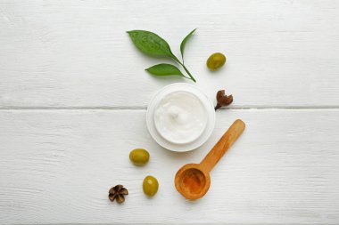 Beyaz ahşap arka plan üzerinde doğal vücut kremi ile Kompozisyon