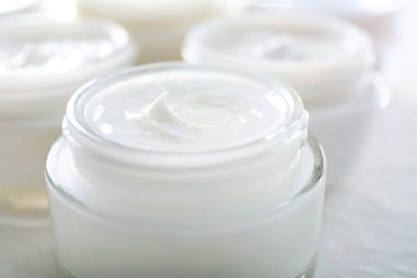 Beyaz masada vücut kremi kavanoz, closeup