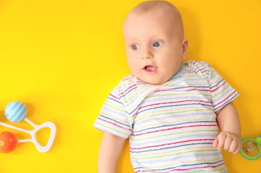 Renkli arka planda sevimli küçük bebek