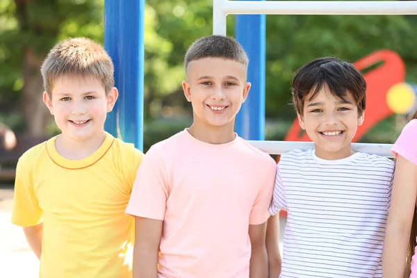 Lindos niños pequeños en el parque infantil — Foto de Stock