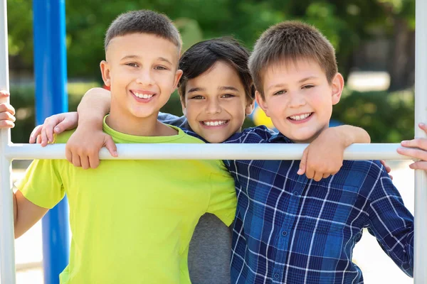 Lindos niños pequeños en el parque infantil —  Fotos de Stock