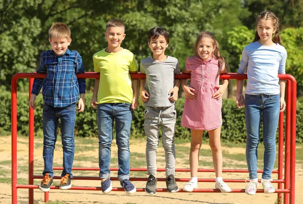 Niedliche kleine Kinder auf dem Spielplatz — Stockfoto