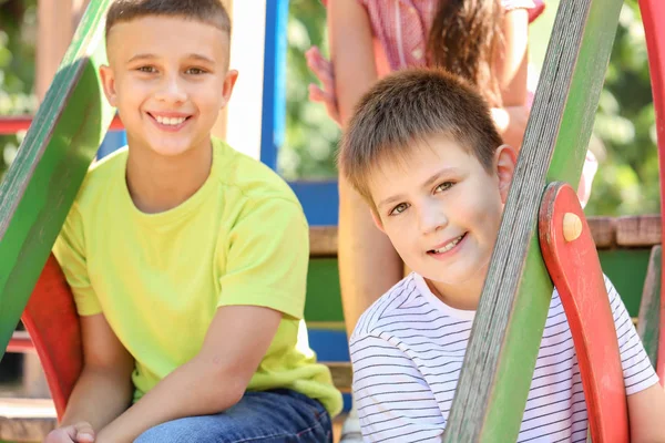 Crianças pequenas bonitos no parque infantil — Fotografia de Stock