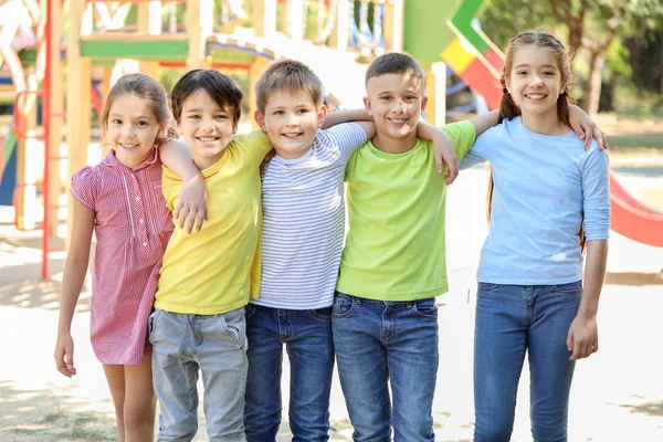 Lindos niños pequeños en el parque infantil — Foto de Stock