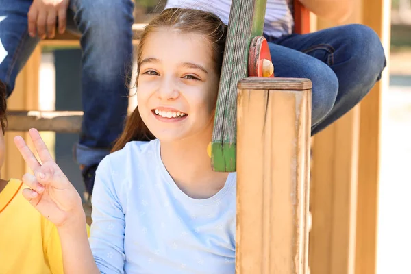 Bambini piccoli e carini nel parco giochi — Foto Stock