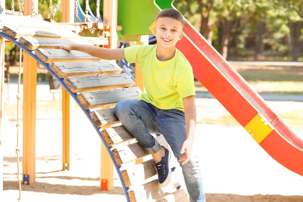 Ładny chłopczyk na plac zabaw dla dzieci — Zdjęcie stockowe
