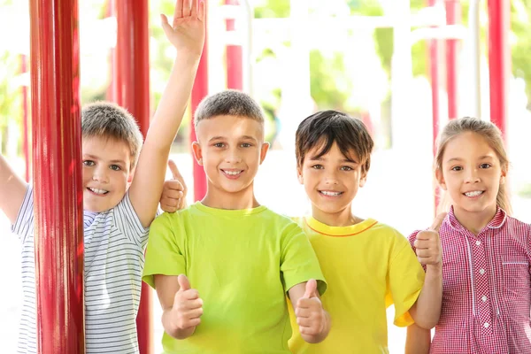 Crianças pequenas bonitos no parque infantil — Fotografia de Stock