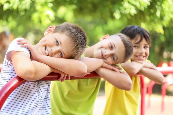 Niedliche kleine Kinder auf dem Spielplatz — Stockfoto