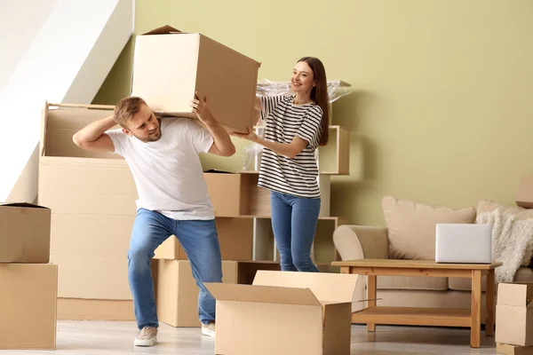 年轻夫妇搬进新房子后提着箱子 — 图库照片