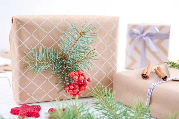 Прекрасні різдвяні подарункові коробки на столі — стокове фото