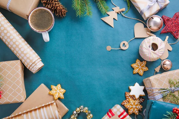 Schöne Weihnachtskomposition auf farbigem Hintergrund — Stockfoto