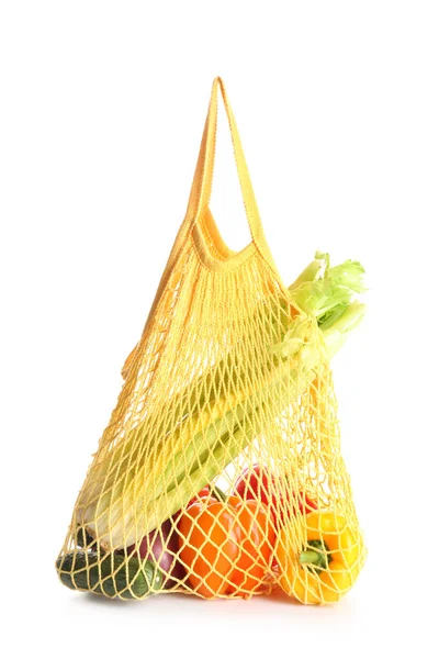 Сітка еко сумка з продуктами на білому тлі — стокове фото