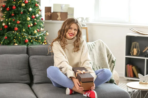 Feliz joven con regalo de Navidad en casa —  Fotos de Stock