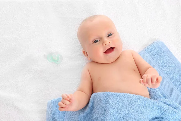 Śliczne małe dziecko leżącego na miękkim ręczniku — Zdjęcie stockowe