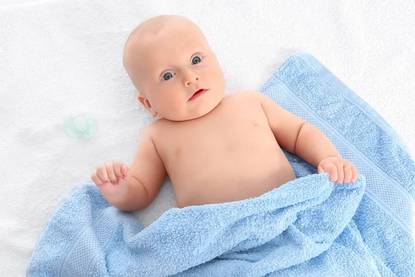 Lindo bebé acostado sobre una toalla suave — Foto de Stock