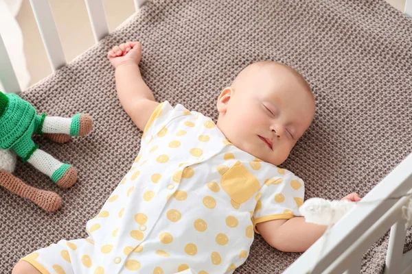 Αξιολάτρευτο μικρό μωρό κοιμάται σε κούνια — Φωτογραφία Αρχείου
