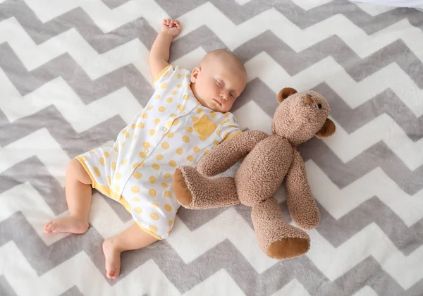 Schattige kleine baby slapen op bed — Stockfoto