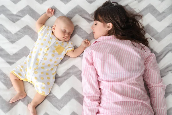 Madre y lindo bebé durmiendo en la cama —  Fotos de Stock