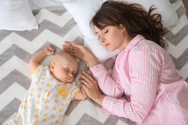 Mother and cute little baby sleeping on bed — Stock Photo, Image