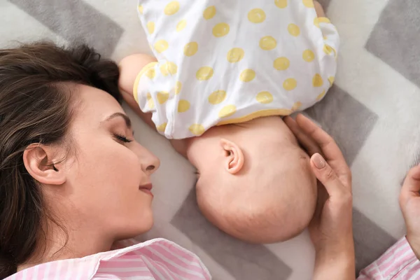 Matka a roztomilá holčička ležela na posteli — Stock fotografie