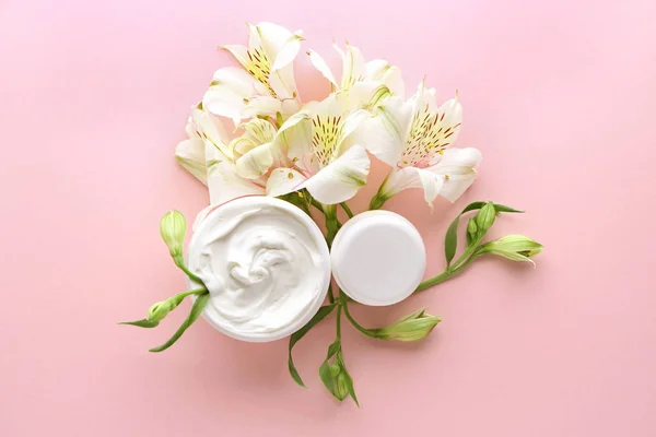 Natürliche Creme mit Blumen auf farbigem Hintergrund — Stockfoto