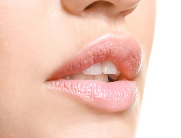 Jonge vrouw met mooie lippen op witte achtergrond, close up — Stockfoto