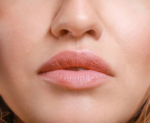 Mujer joven con labios hermosos, primer plano —  Fotos de Stock