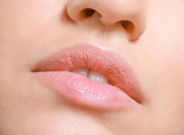 Giovane donna con belle labbra, primo piano — Foto Stock