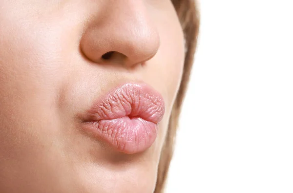 Νεαρή γυναίκα με όμορφα χείλη σε λευκό φόντο, κοντινό πλάνο — Φωτογραφία Αρχείου