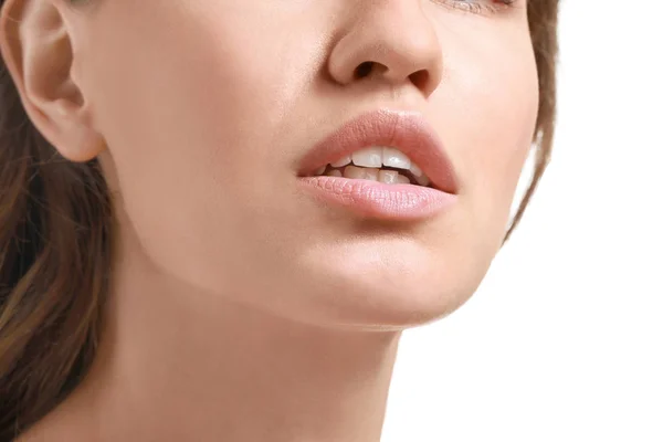 Jonge vrouw met mooie lippen op witte achtergrond, close up — Stockfoto