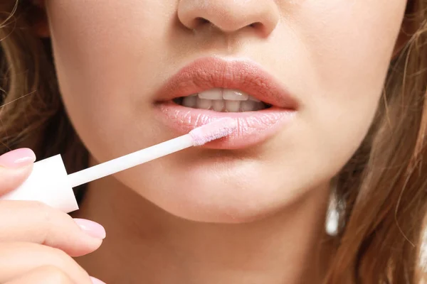 Beautiful young woman applying lipstick, closeup — Stock Photo, Image