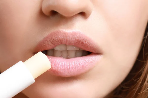 Beautiful young woman applying lipstick, closeup — Stock Photo, Image