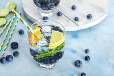 Masada lezzetli infüzyon su bardağı