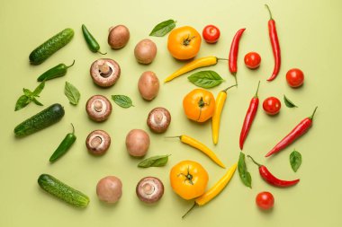 Renk arka planda taze sebze ve mantar çeşitleri