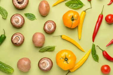 Renk arka planda taze sebze ve mantar çeşitleri