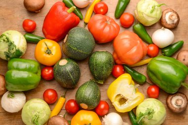 ahşap zemin üzerinde taze sebze çeşitleri