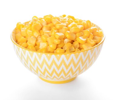 Beyaz arkaplanda mısır taneleri olan kase