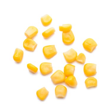 Beyaz arka planda taze mısır çekirdekleri