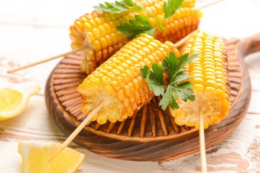 Lezzetli ızgara mısır koçanı ahşap tahta üzerinde
