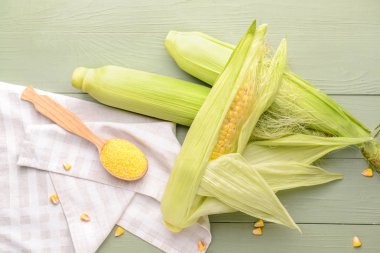 Tahta arka planda taze mısır koçanları