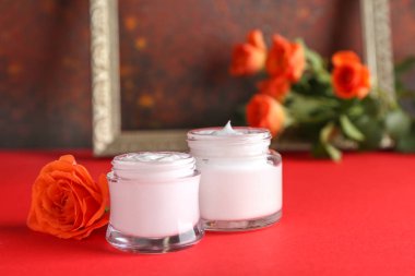 Renk masada gül çiçeği ile vücut kremi